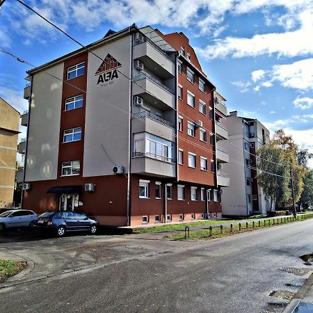 Apartman Espresso Sa Parkingom 斯雷姆斯卡米特罗维察 外观 照片