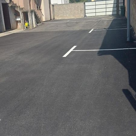 Apartman Espresso Sa Parkingom 斯雷姆斯卡米特罗维察 外观 照片