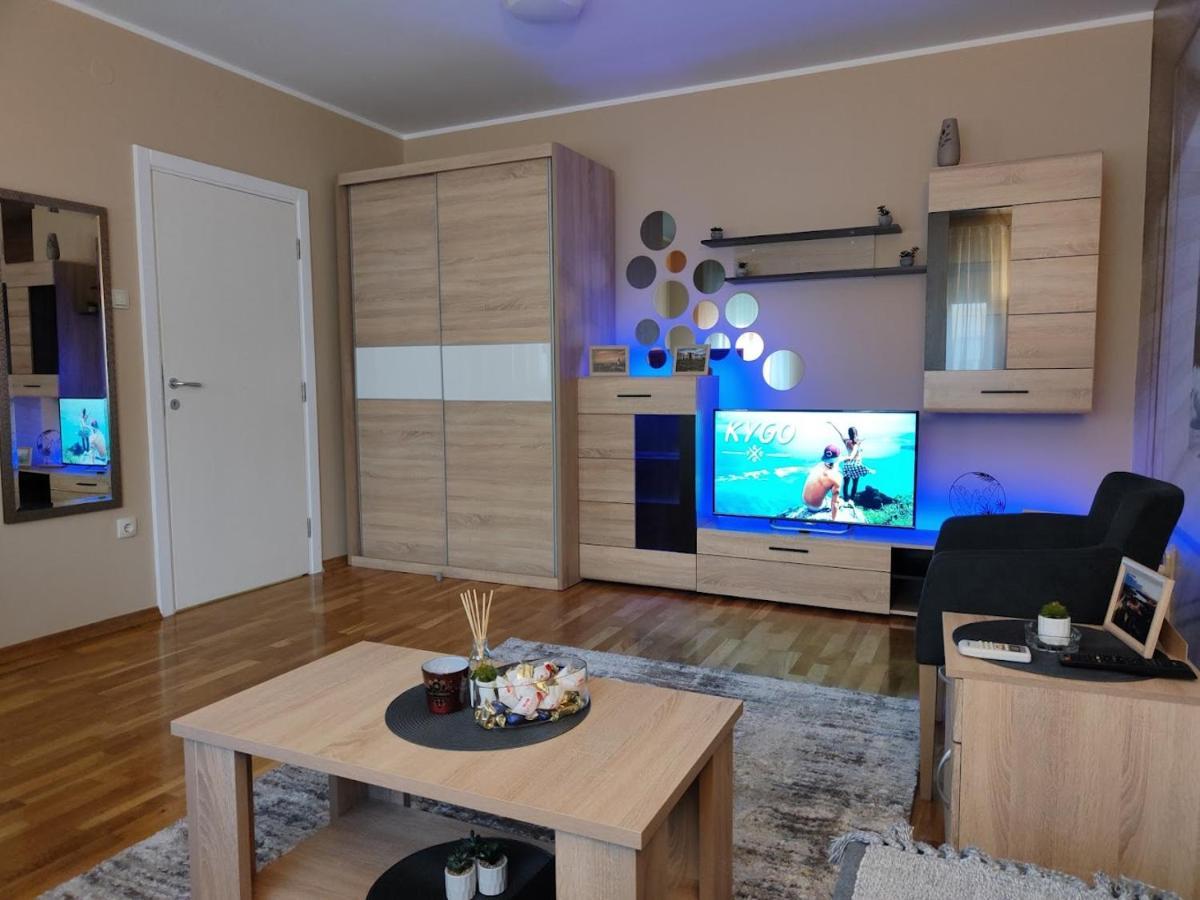 Apartman Espresso Sa Parkingom 斯雷姆斯卡米特罗维察 外观 照片