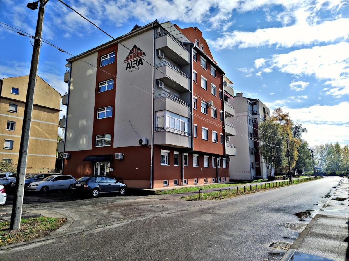 Apartman Espresso Sa Parkingom 斯雷姆斯卡米特罗维察 外观 照片
