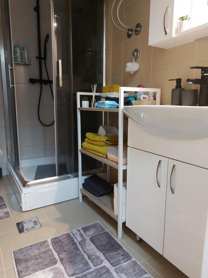 Apartman Espresso Sa Parkingom 斯雷姆斯卡米特罗维察 外观 照片